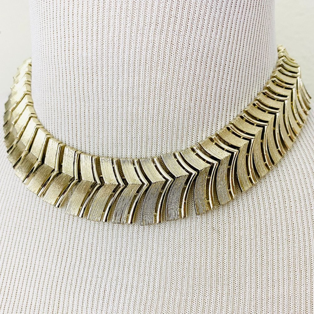 Vintage 1980s Gold Tone Chevron Choker Necklace.